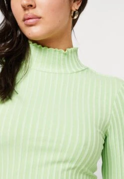 Selected Femme Slfwilma T Neck - Long Sleeved Top - Pistachio Green -Trend Fusion Shop 133104508bab4ce0bc627a5dcf3faab4