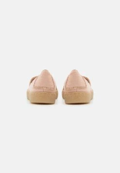 Clarks Barleigh Low - Trainers - Pale Peach -Trend Fusion Shop 135ed3043ab14cd48d137f8b4dc2c792