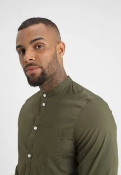 Pier One Muscle Fit Stand- Shirt - Oliv -Trend Fusion Shop 259eaf52e4d4427a96fee394df68933f