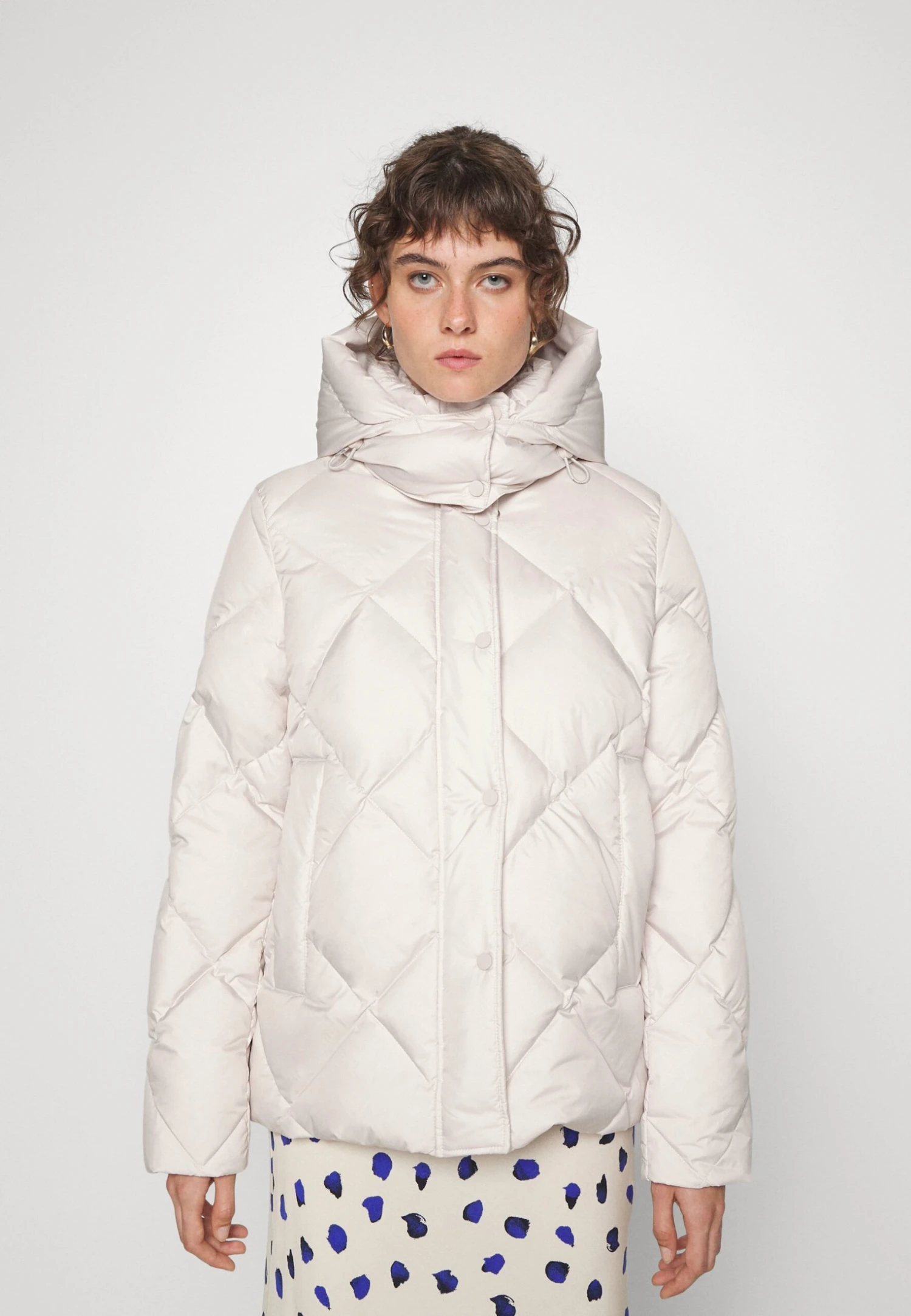 Marc O'Polo Diamond Quilting Detachable Hood Welt Poc - Down Jacket - Chalky Stone 1 Marc O'Polo Diamond Quilting Detachable Hood Welt Poc - Down Jacket - Chalky Stone
