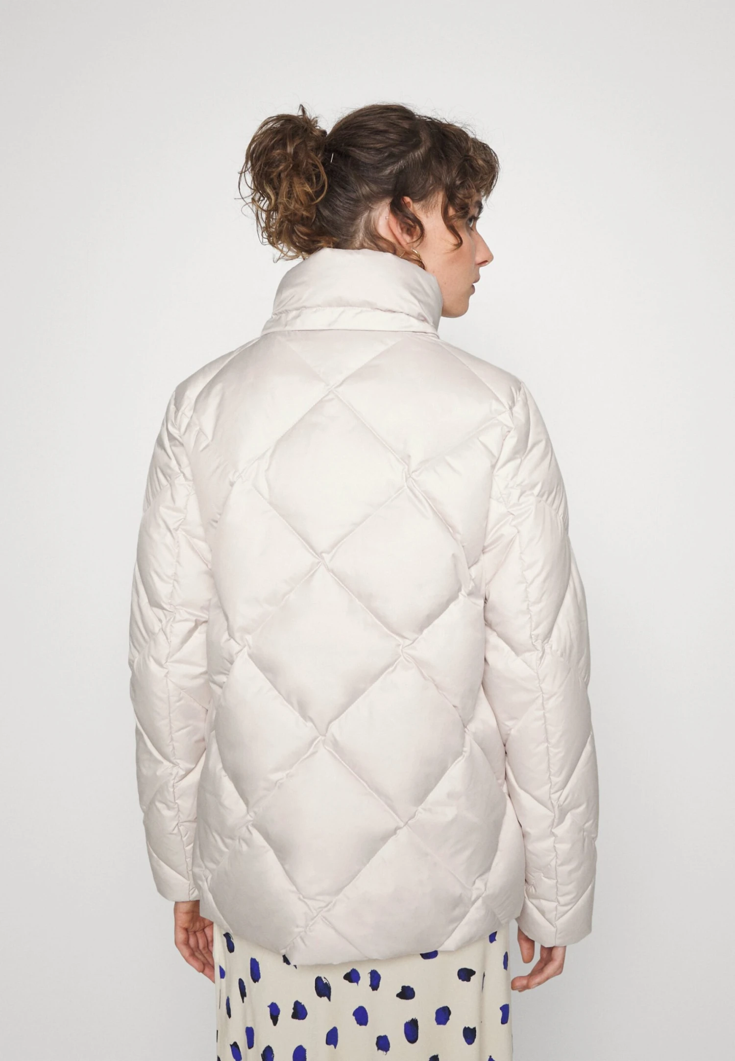 Marc O'Polo Diamond Quilting Detachable Hood Welt Poc - Down Jacket - Chalky Stone 4 Marc O'Polo Diamond Quilting Detachable Hood Welt Poc - Down Jacket - Chalky Stone - Image 4