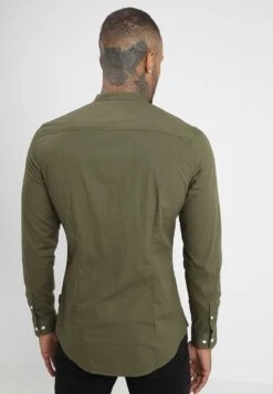 Pier One Muscle Fit Stand- Shirt - Oliv -Trend Fusion Shop 6203a98ce2074a57aa2427fe331f99cb