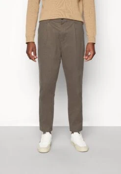 Minimum Pleat- Chinos - Major Brown