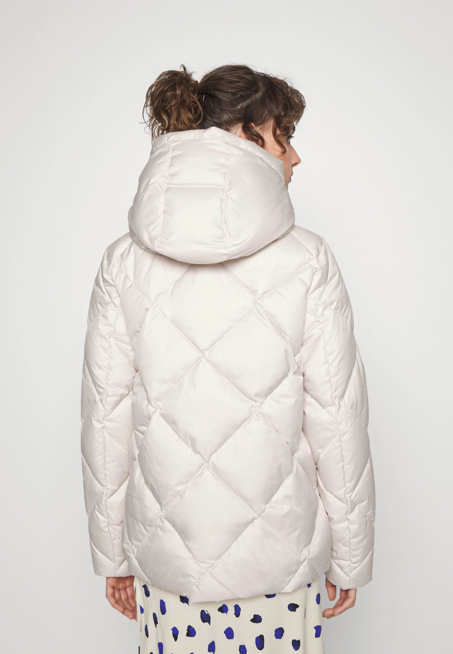 Marc O'Polo Diamond Quilting Detachable Hood Welt Poc - Down Jacket - Chalky Stone 3 Marc O'Polo Diamond Quilting Detachable Hood Welt Poc - Down Jacket - Chalky Stone - Image 3